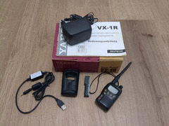 Yaesu VX-1R Handfunkgerät mit neuer Batterie und neuem USB Ladekabel