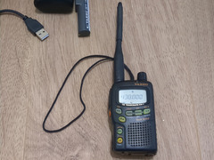 Yaesu VX-1R Handfunkgerät mit neuer Batterie und neuem USB Ladekabel